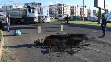 Diyarbakır'da asfalt çöktü, yol ulaşıma kapatıldı