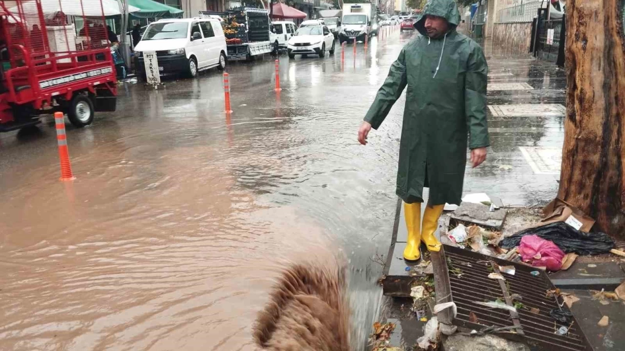 Diyarbakır'da sağanak yağış yolları göle çevirdi