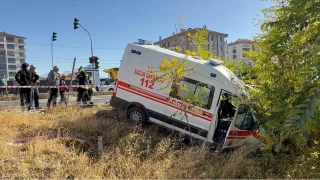 Doktorun aracı ile hasta taşıyan ambulans çarpıştı