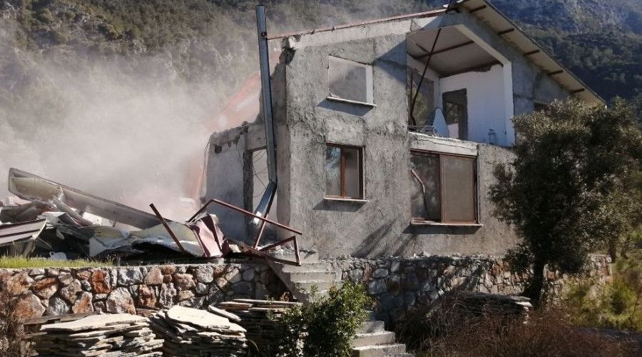 D�nyaca �nl� koyda, ka�ak yap�lar�n y�k�m�na devam edildi