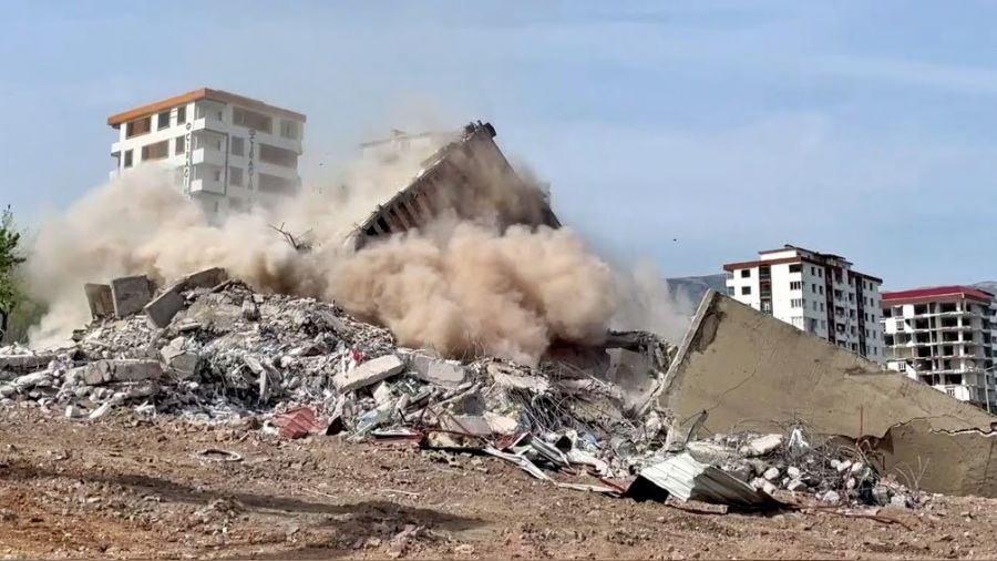 Ebrar Sitesi'nde a��r hasarl� binalar y�k�l�yor