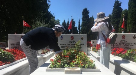 Edirnekapı Şehitliği'nde buruk arefe