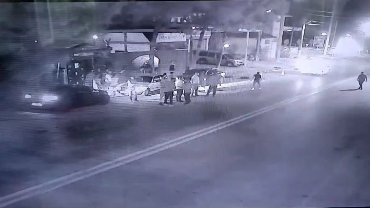 E�lence mekan�n�n �al��an�n� ara�la ezerek �ld�rd�ler