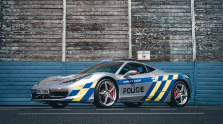 El konulan Ferrari polis filosuna katıldı