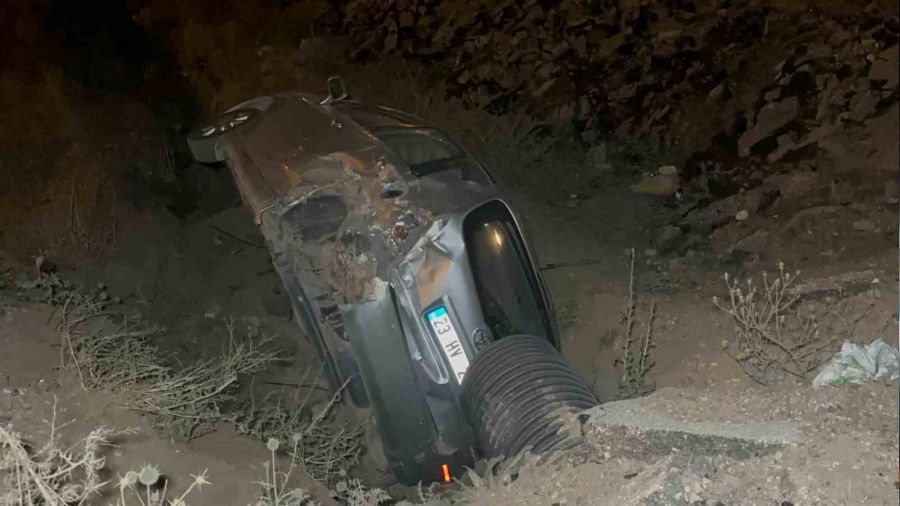 Elazığ'da tekerleği kopan araç şarampole yuvarlandı: 6 yaralı