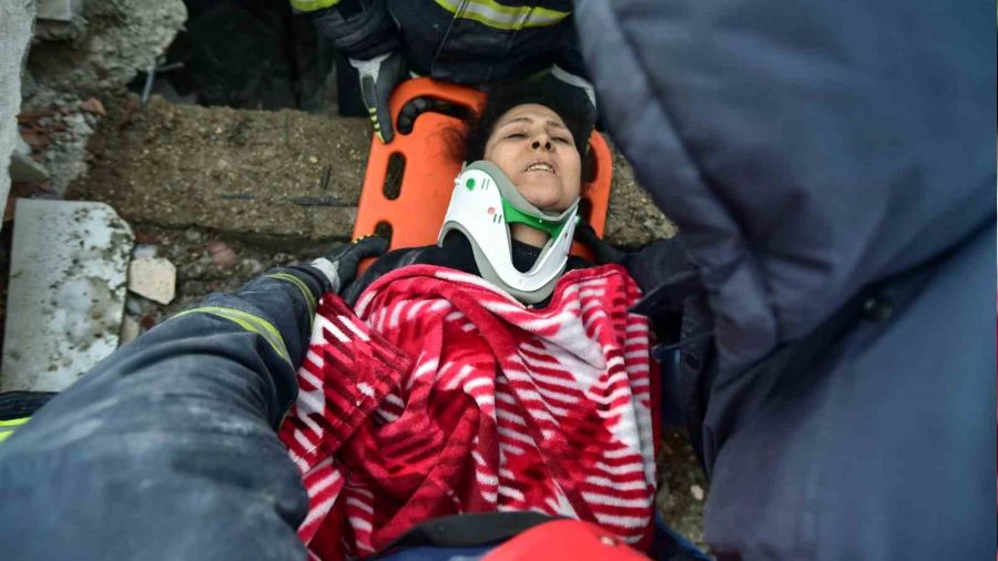 Elbistan'da bir kişi enkaz altından kurtarıldı