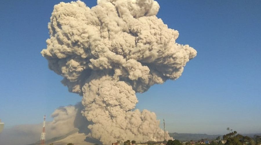 Endonezya'da Sinabung Yanarda��'nda patlama