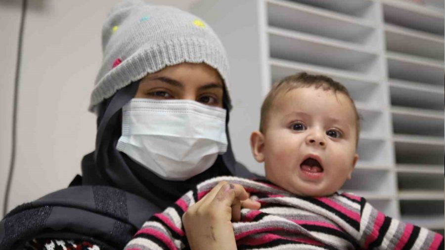 Enkazdan kurtarılırken ayrılan anne ile 9 aylık bebeği hastanede buluştu