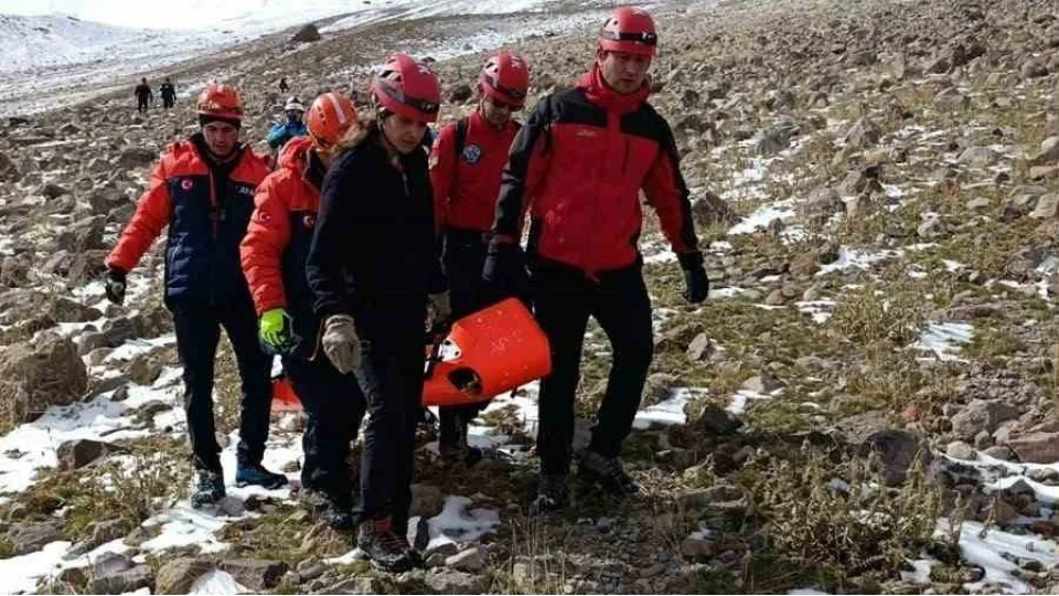 Erciyes'e zirve t�rman��� yapan da�c� u�urumdan d��erek hayat�n� kaybetti