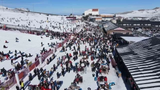Erciyes'te hafta sonu yoğunluğu, binlerce turist pistlerde