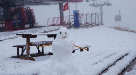 Erciyes'te sezonun ilk kardan adam yapld