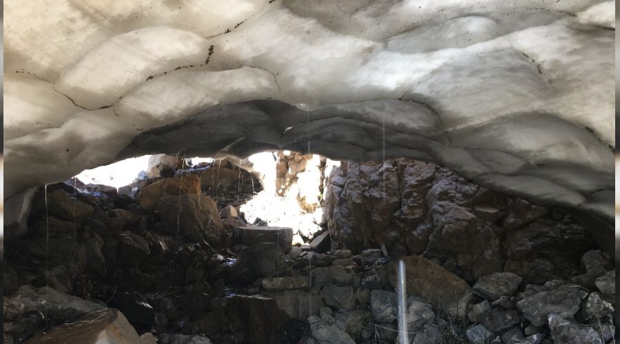 Erimeyen kar t�nelleri g�renleri �a��rt�yor