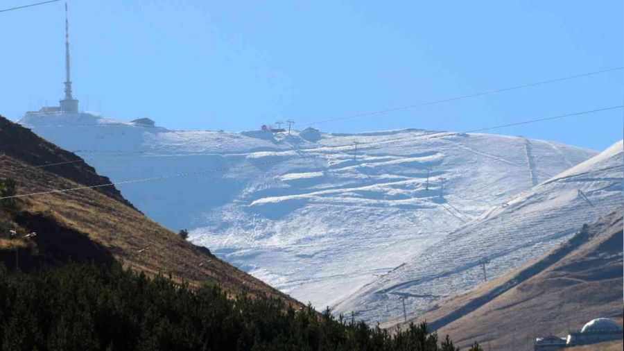 Erzurum'da yüksek kesimler beyaza büründü