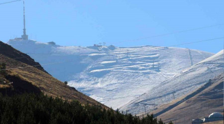 Erzurum'da yüksek kesimler beyaza büründü