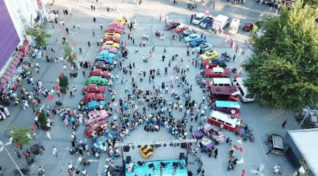 Esenler'de klasik otomobiller ve Retrobüs konseriyle nostalji rüzgarı