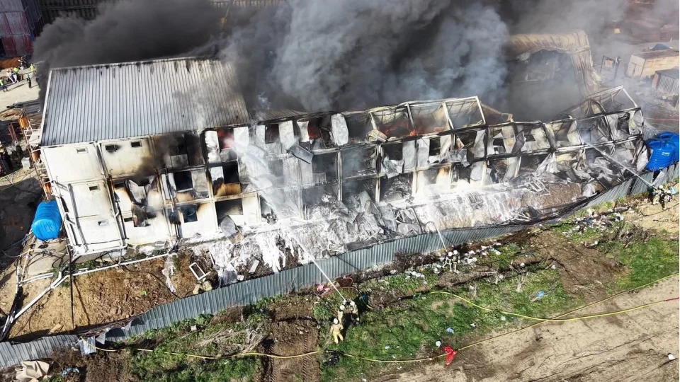 Esenyurt'ta i��ilerin kald��� b�y�k konteyner alev alev yand�