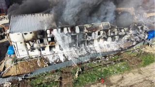 Esenyurt'ta işçilerin kaldığı büyük konteyner alev alev yandı