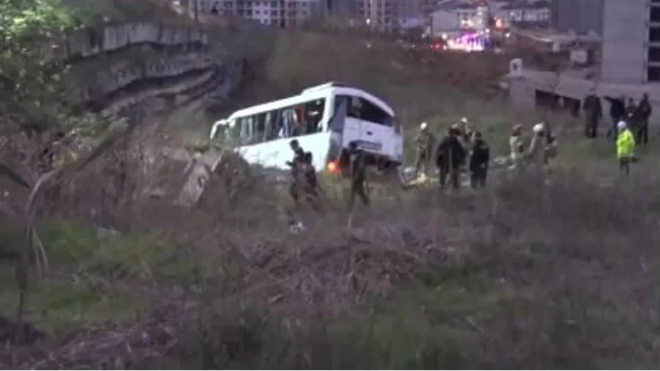 Esenyurt'ta servis minib�s� �arampole yuvarland�: 2 �l�, 9 yaral�