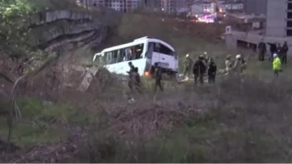 Esenyurt'ta servis minib�s� �arampole yuvarland�: 2 �l�, 9 yaral�