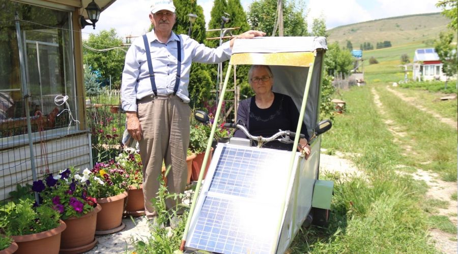 Eşine elektrikli araba yaptı