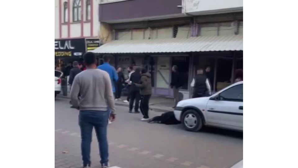 E�ini, k�z�n�n yan�nda �ld�r�p kay�plara kar��t�