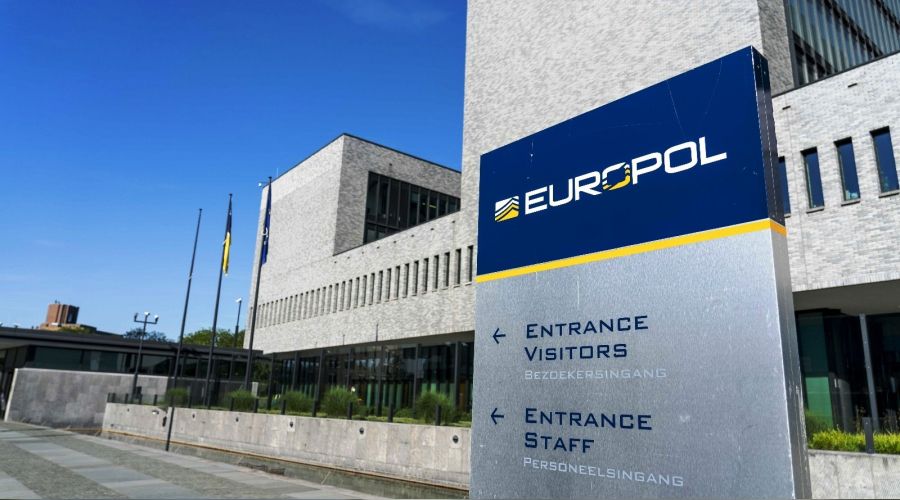 Europol'den k�resel operasyon: 800 g�zalt�