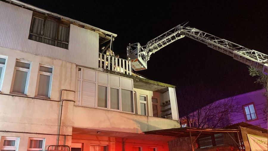 Evinde ��kan yang�n� s�nd�rmek isterken yaraland�