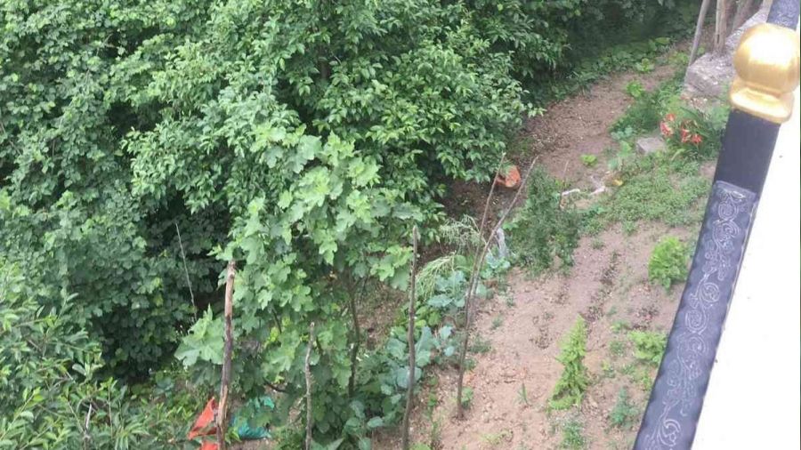 Evinin balkonundan 100 metrelik yamaca yuvarlandı
