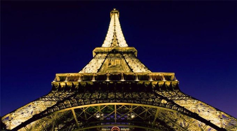 Paris'te bomba paniği!
