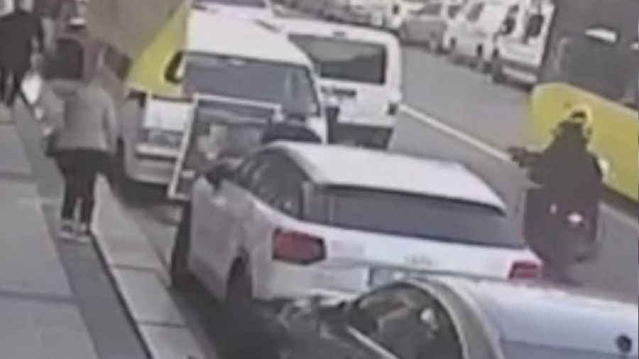 Ey�psultan'da bir kad�na ate� a��ld�