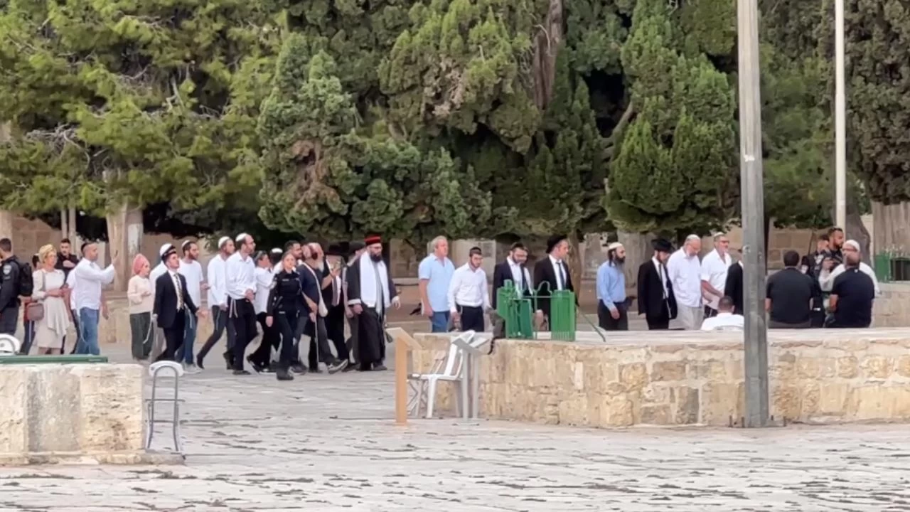 Fanatik Yahudiler, Mescid-i Aksa'ya bask�n d�zenledi