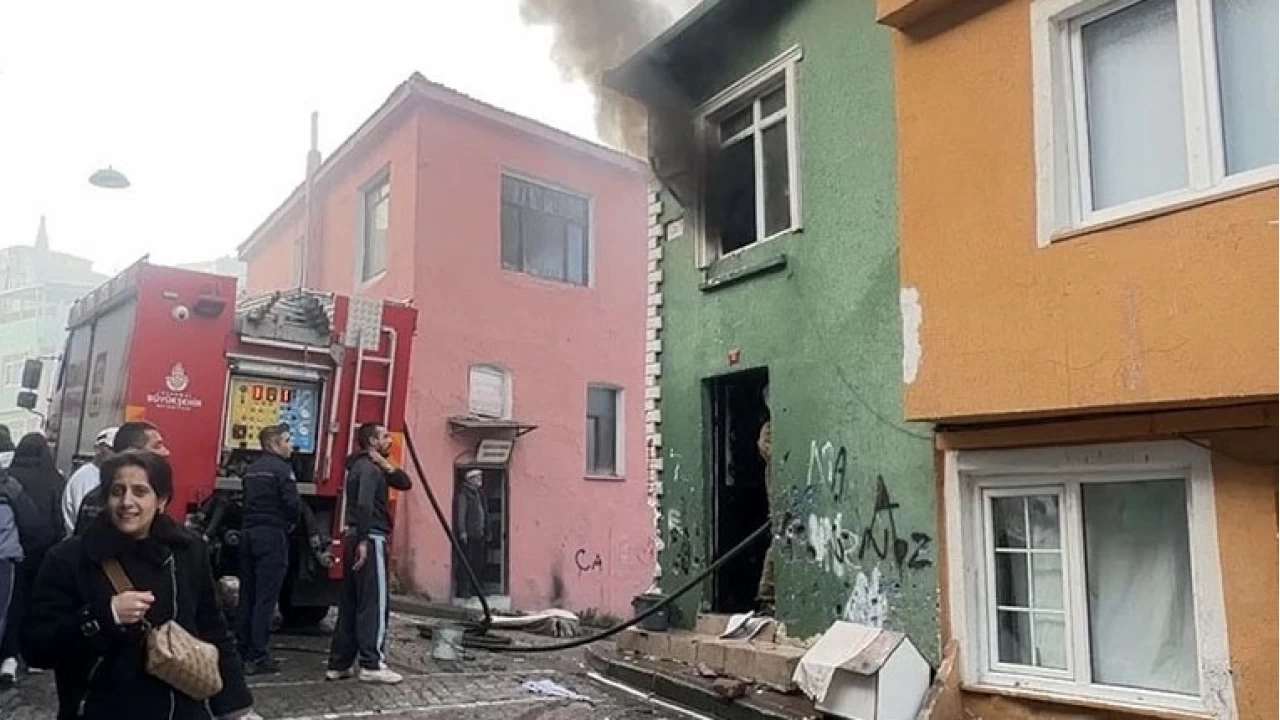 Fatih'te 2 katl binada yangn panii