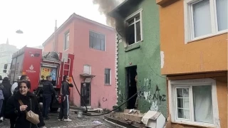 Fatih'te 2 katl binada yangn panii