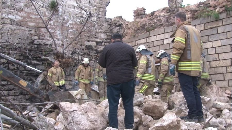 Fatih'te Silivrikap surlarnn bir blm ykld