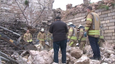 Fatih'te Silivrikap surlarnn bir blm ykld