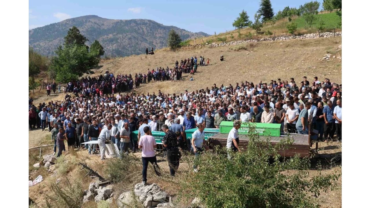 Feci kazada hayat�n� kaybeden 1'i bebek 5 ki�i son yolculu�una u�urland�