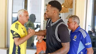 Fenerbahe'de Jhon Duran Portekiz'de kampa katld