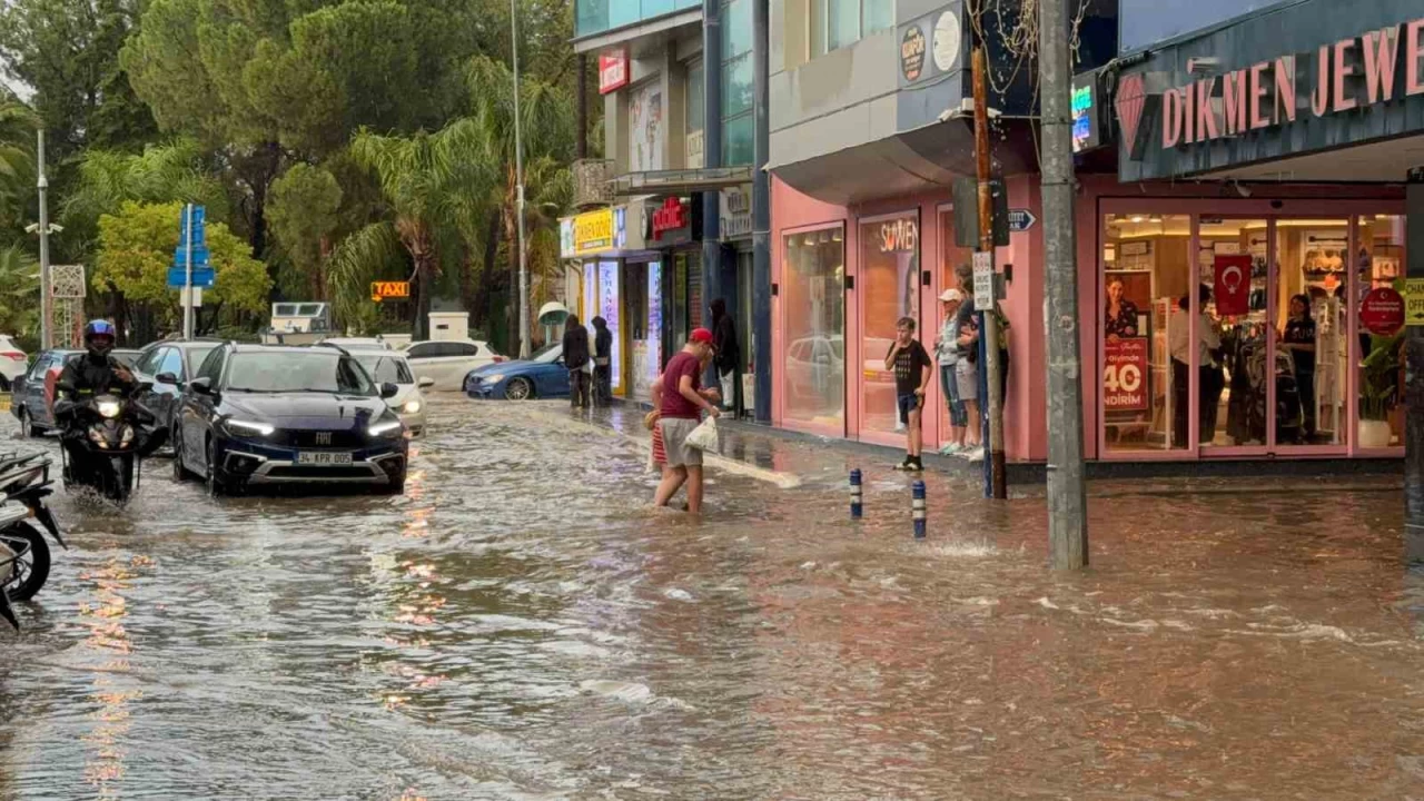 Fethiye sağanak yağışa teslim oldu