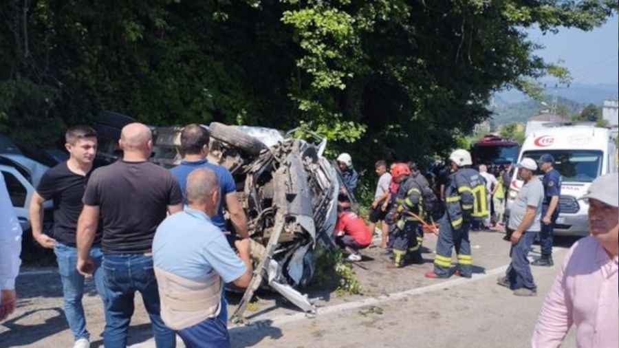 F�nd�k i��ilerini ta��yan minib�s ile otomobil �arp��t�: 3'� a��r 17 yaral�