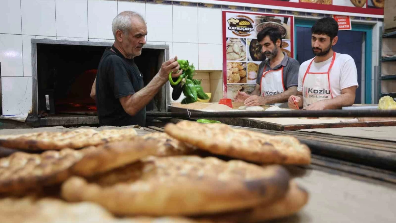 F�r�nc�lar�n s�cak havada zorlu 'ekmek' mesaisi