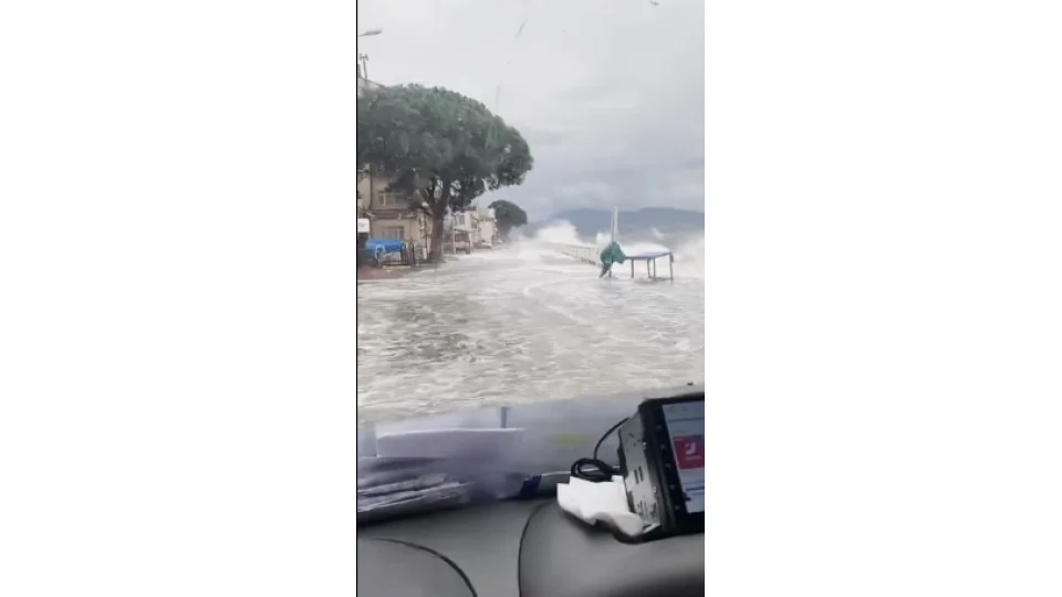 F�rt�na sebebiyle kara ile deniz birle�ti, tekneler batt�