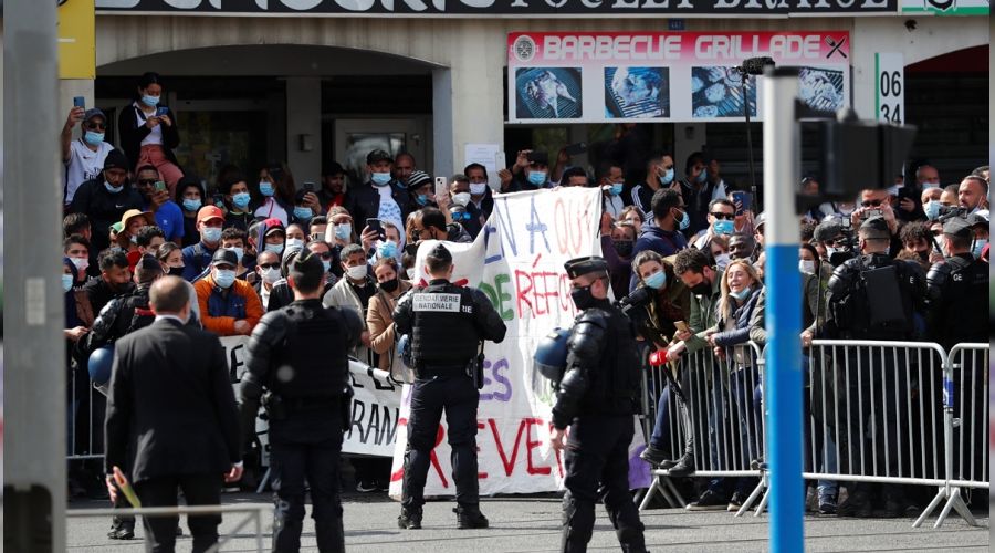 Frans�zlar Macron'u yuhalad�