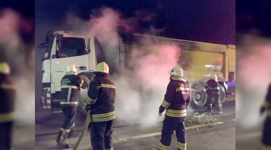 Fren balatas� �s�nan kamyon yand�