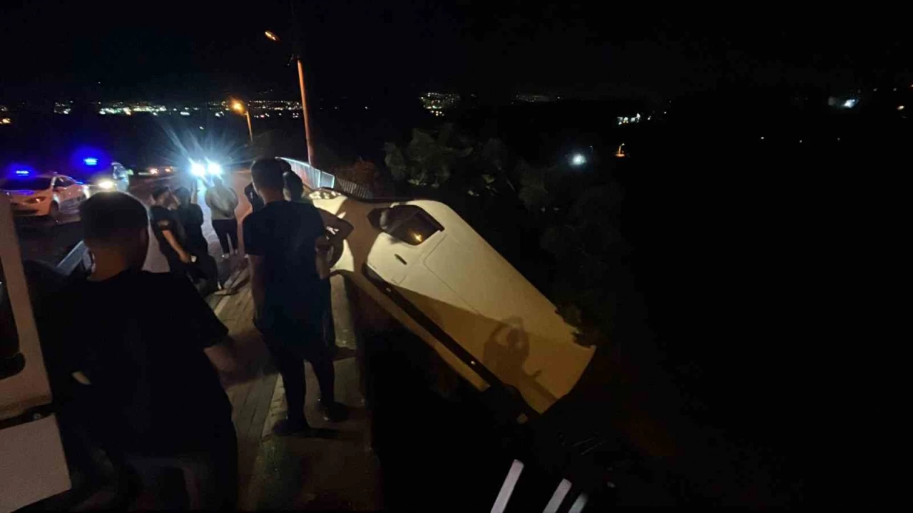 Freni bo�alan ara� 2 metrelik y�kseklikte as�l� kald�