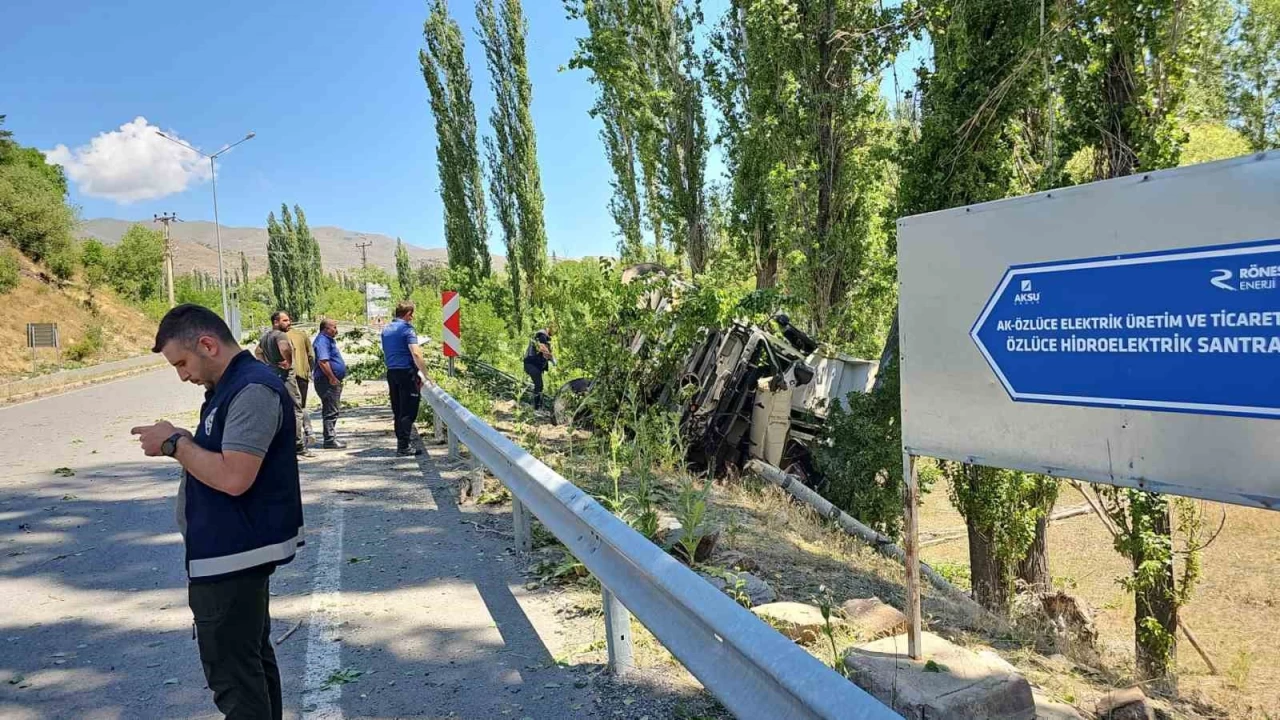 Freni boşalan kamyon uçuruma yuvarlandı
