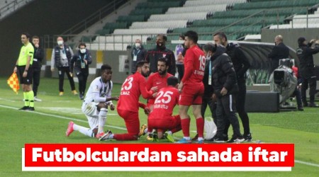 Futbolculardan sahada iftar