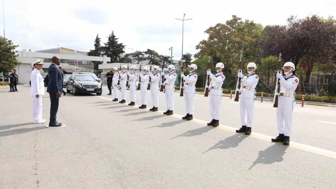 Gabon Cumhurba�kan� Nguema, �stanbul Tersanesi Komutanl���'n� ziyaret etti