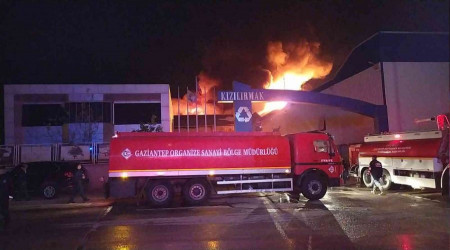 Gaziantep'te geri dönüşüm fabrikasında büyük yangın