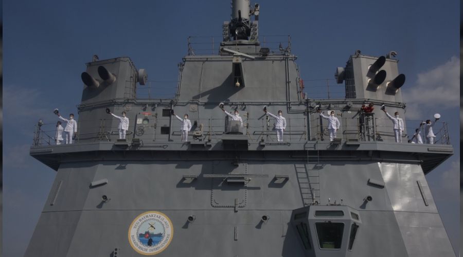 Gen� bahriyeliler, �anakkale �ehitlerini selamlad�