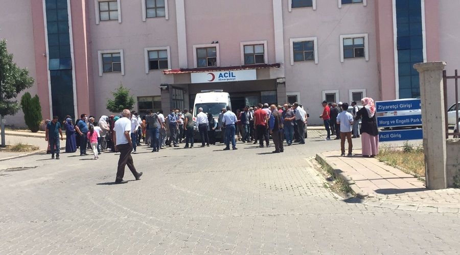 Gen� k�z, babas�n�n kulland��� trakt�r�n alt�na kald�